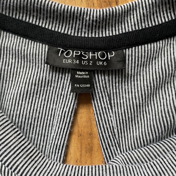 Top shop dress. Open in the back. Very flatering. Size 2 US - Picture 3 of 3